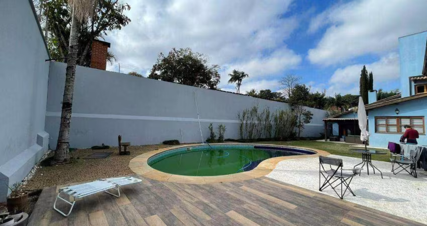 Casa com 4 quarto, jardim e piscina 617 m² por R$ 2.700.000 - Granja Viana - Cotia/SP