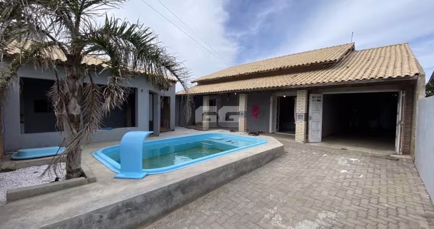 CASA COM PISCINA DE 3 DORMITÓRIOS A POUCOS METROS DO MAR