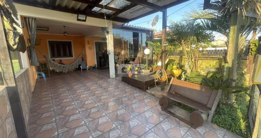 CASA COM 2 DORMITÓRIOS A 200 METROS DO MAR