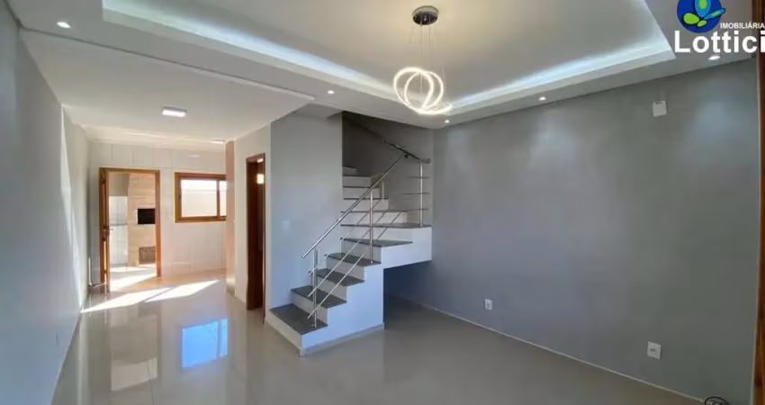Lindo sobrado com 2 suítes, semi-mobiliado. pátio privativo, churrasqueira e duas vagas.