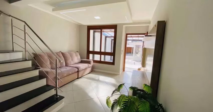 Sobrado diferenciado: 2 suítes, 2 vagas cobertas, pátio e churrasqueira!