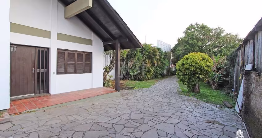 Excelente casa em amplo terreno com 13,20 por 106 de extensão=1399 m², próximo ao zaffari da cavalhada. Residência com 4 dormitórios sendo um suíte, amplo living p 2 ambientes com lareira , sala estar