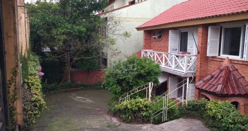ampla casa de tijolos a vista no bairro teresópolis com a seguinte composição: no térreo: biblioteca, lavanderia, adega , banheiro, quarto de empregada e oficina. Primeiro andar: sala de estar e janta