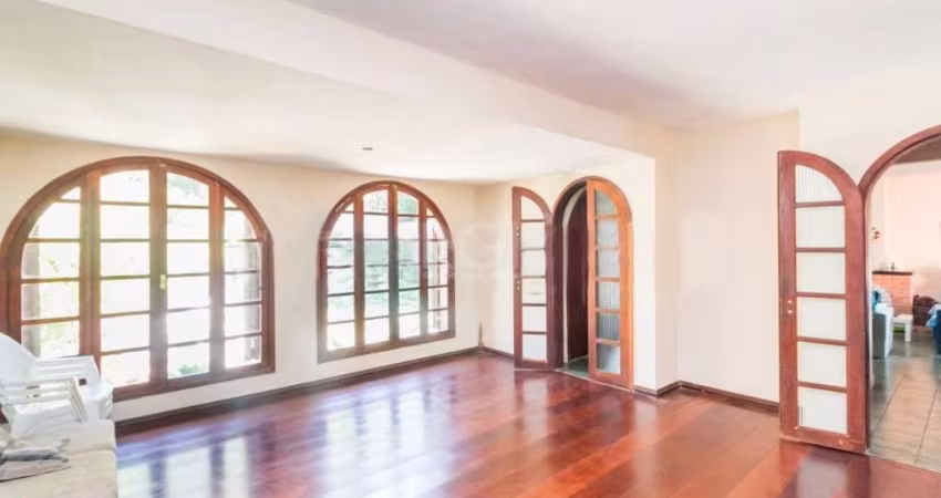 Ótimo sobrado na Vila Nova, com 279m² privativos, divididos em 3 pavimentos. Terreno com 1.500m², com muitas árvores nativas e frutíferas, jardins e piscina. No andar térreo possui garagem para 2 carr