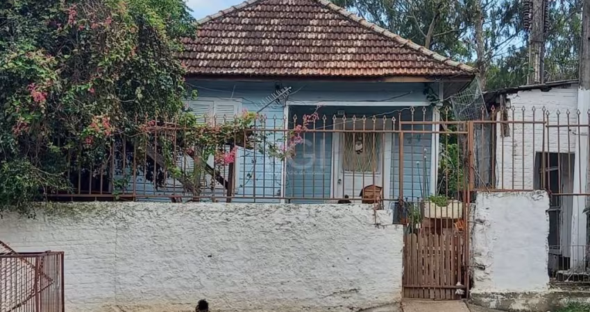 Terreno com 1.895,00 m² de área - com 10,25 x 118 / 20,15 x 78,40. Plano, perto da Av. Teresópolis. Aceita negociação. Possui uma casa de madeira.