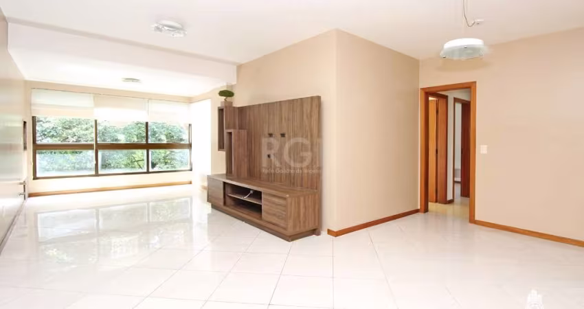 Excelente apartamento próximo do Parcão, de frente, desocupado, com 100m² privativos, de 3 dormitórios, suíte e 2 vagas. Possui living amplo em L para 2 ambientes e com rebaixe em gesso, sacada integr