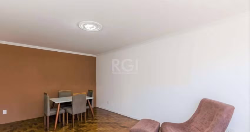 Ótimo e amplo apartamento no Menino Deus, de frente, reformado, de 3 dormitórios e vaga. Possui living amplo para 2 ambientes, 3 dormitórios, lavabo, banheiro social, cozinha espaçosa, área de serviço