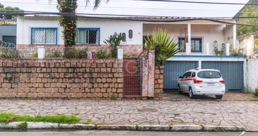 Casa com 03 dormitórios, sendo 01 suíte, living com 02 ambientes, sala de jantar, escritório cozinha ampla e área de serviço. A casa é totalmente térrea todos os cômodos em um só pavimento .&lt;BR&gt;