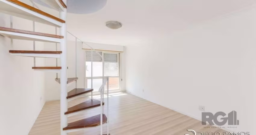 Cobertura 2 dormitórios, terraço com lareira e 1 vaga de garagem, reformada, surpreendente que apresenta, no andar inferior o living, dois dormitórios, 2 banheiros, sendo um com banheira de hidro, e á