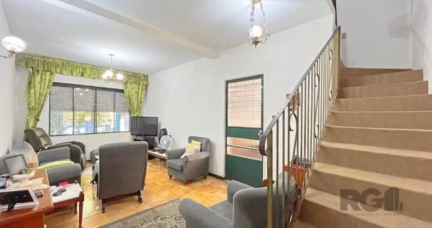 Casa de 187m² com 4 dormitórios sendo 1 suíte, cozinha/copa, banheiro social, escritório, ampla sala de estar, garagem coberta para 2 carros, terraço, churrasqueira, sacada e amplo pátio nos fundos co