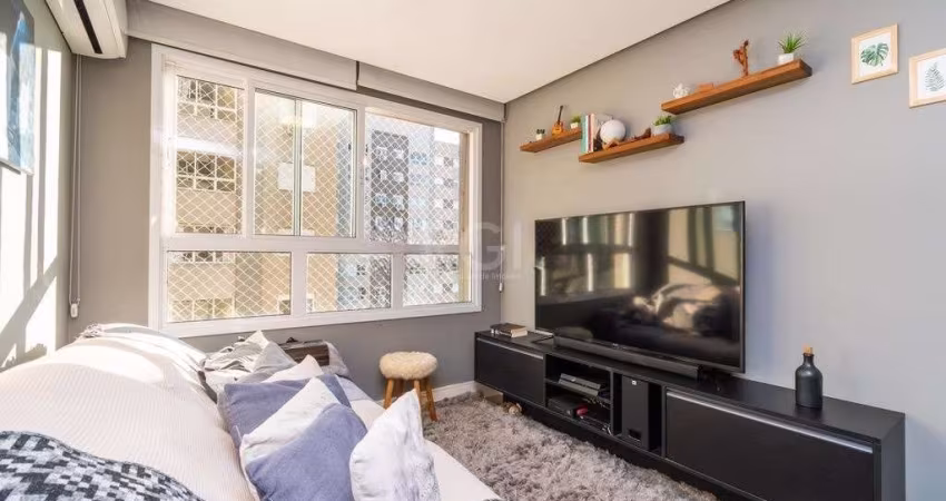 Ótimo apartamento de 54m² semi mobiliado, com 02 dormitórios, banheiro social com ventilação natural, amplo living para 02 ambientes com rebaixo em gesso, cozinha americana planejada e com churrasquei