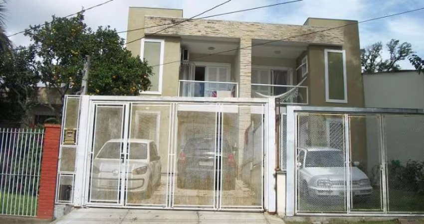 Vende lindo sobrado com 03 dormitórios sendo o do casal uma ampla suíte com sacada, garagem para 02 carros, gradil, living 02 ambientes, lavabo, cozinha sob medida, área de serviço, churrasqueira, um 