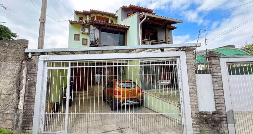 Casa individual em localização privilegiada, junto a orla de Ipanema. No pavimento térreo possui living para 3 ambientes, lareira ecológica, bar, sala de jantar, lavabo, cozinha americana, pátio fecha