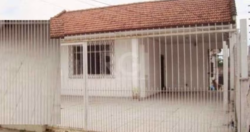 Casa térrea composta de 3 dormitórios, living amplo, banheiro social, copa cozinha, área de serviço, pátio , piscina, churrasqueira e garagem para 2 carros. Ótima  localização ,próximo á todos recurso