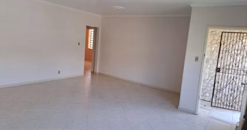 Casa 3 dormitório , uma suite , living amplo , cozinha e area serviço separada, dependencia de empregada  , gabinete   , garagem fechada 2 carros  ,mais um espaço 1 carro descoberto .&lt;BR&gt;Outra c