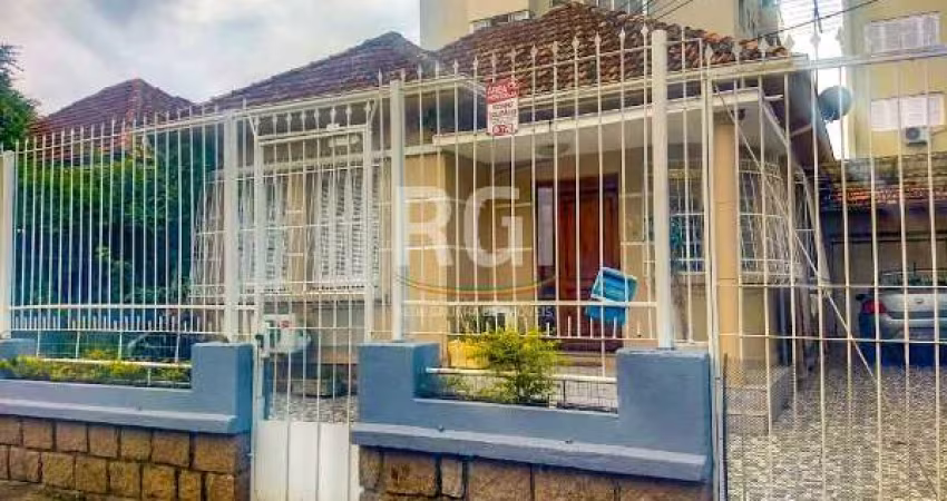 Casa com ótimo potencial, próximo a todos os recursos do bairro Azenha, Centro de Treinamento Esportivo (CETE) e a meia quadra da e Av. Érico Veríssimo e Azenha. &lt;BR&gt;&lt;BR&gt; Com 2 vagas de ga