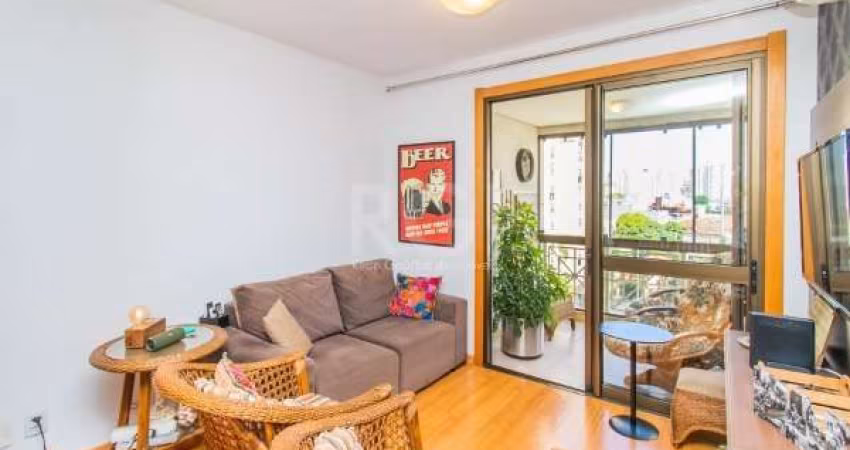 Impecável apartamento com 2 dormitórios, sendo 1 suíte,  living com 2 ambientes, com sacada ampla com  churrasqueira e vista para a infra-estrutura, banheiro social, cozinha americana, área de serviço