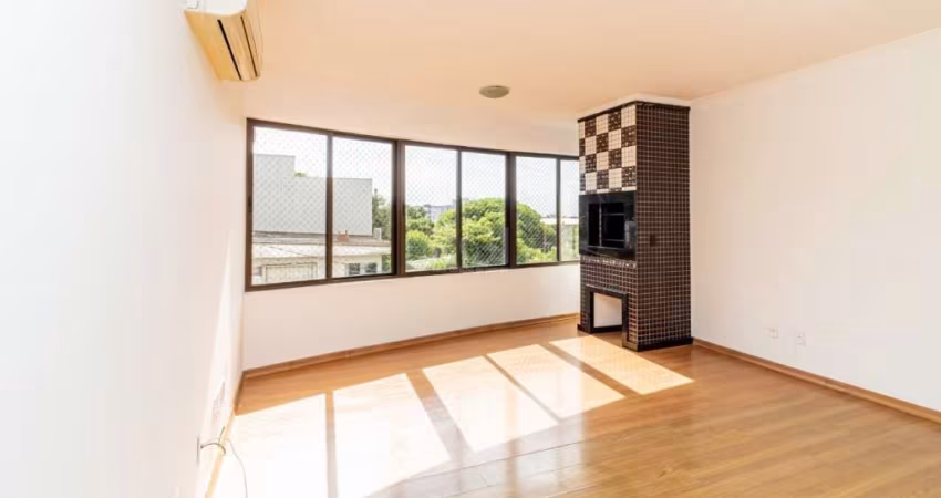 Apartamento localizado no bairro Vila Ipiranga, com 84m² no 2º andar. Imóvel com 2 dormitórios, sendo um suíte, ambos com ar condicionado, sala de estar/jantar com ar condicionado, cozinha com armário