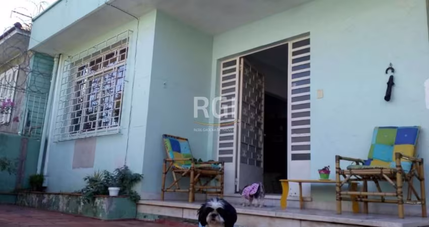 Ampla casa com reforma interna, piso de  porcelanato 4  dormitórios sendo 1 suite, 1 banheiro e um lavabo, cozinha, sala de jantar e estar amplos . Possui nos fundos uma extensa  área de serviço que p