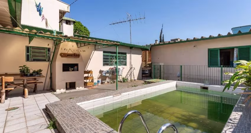 Casa térrea com 3 dormitórios Parque Santa Fé, com 1 suíte, sala de estar, sala de jantar, banheiro social, cozinha, pátio, piscina, garagem coberta para 5 carros e 1 descoberta. Nos fundos com uma ed