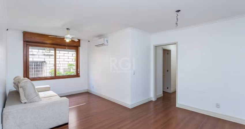 Ótimo e amplo apartamento no bairro Mont Serrat, com 92m² privativos, de frente, desocupado, de 3 dormitórios e vaga. Possui sala ampla para 2 ambientes, 3 dormitórios sendo 1 suíte, banheiro social, 