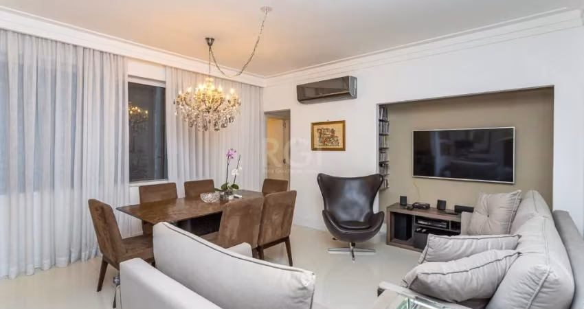 Ótimo e amplo apartamento no Centro, fundos, todo reformado, mobiliado, com 87m² privativos, de 2 dormitórios. Possui hall de entrada, amplo living para 2 ambientes, sala de jantar, 2 dormitórios send