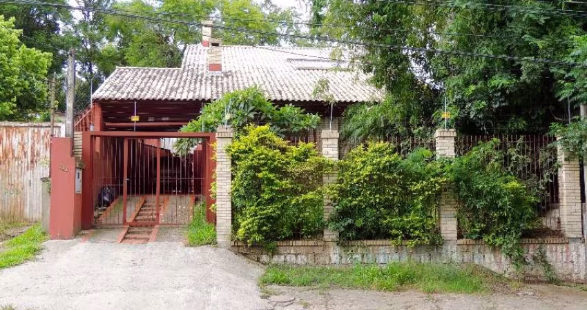 Casa no centro de Belém Novo - living para 3 ambientes com cozinha americana integrada, 3 dormitórios, sendo 2 suites com hidro. Edícula com lavanderia  /-- 60m2. Garagem para 3 carros. Placas de emer