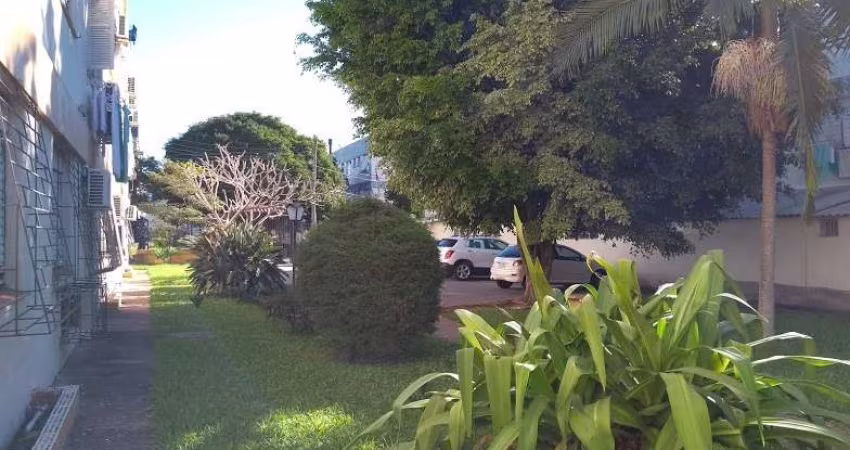 Apartamento com 3 dormitórios, living 2 ambientes, cozinha, área de serviço, banheiro social e banheiro auxiliar, dependência de empregada e vaga de garagem descoberta e a vaga é rotativa.&lt;BR&gt;&l