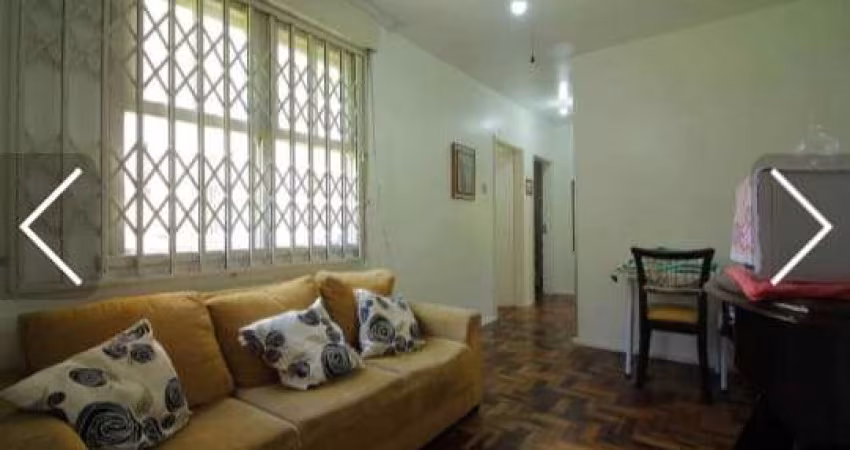 Apartamento com ótima metragem, próximo a todos os recursos do bairro, com:&lt;BR&gt;Amplo living,&lt;BR&gt;três dormitórios, &lt;BR&gt;cozinha,&lt;BR&gt;banheiro.&lt;BR&gt;Vaga rotativa.&lt;BR&gt;Nao