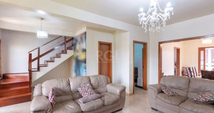 Excelente residência  com 3 dormitórios, sendo uma suíte com sacada. &lt;BR&gt;Living amplo 2 ambientes com lareira. Lavabo e Gabinete. &lt;BR&gt;Copa cozinha, área de serviço e dependência de emprega
