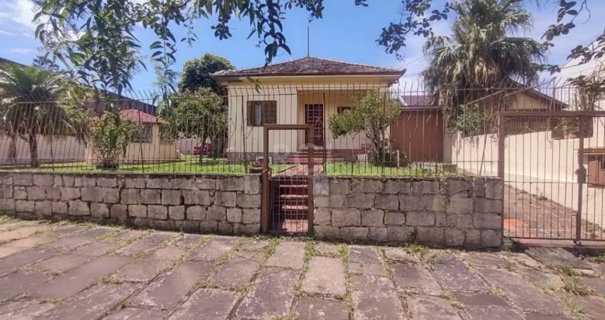 Casa principal em amplo terreno 22x40 com 03 dormitórios com opcional de 04 bem distribuídos living com dois ambientes 02 banheiros cozinha grande lavanderia e varanda . Garagem fechada com salão e ch