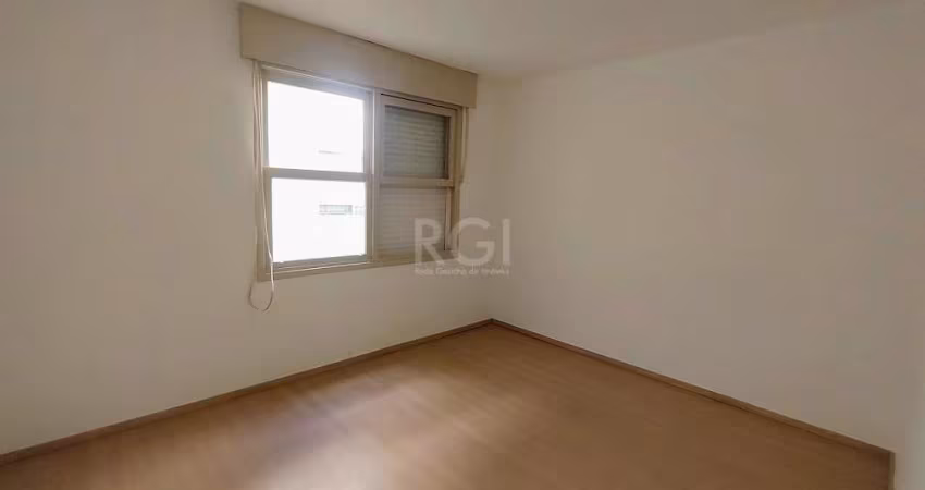 Apartamento desocupado  com 2 dormitórios, sala, cozinha ampla, área de serviço separada. Um lance de escadas e vaga de garagem escriturada e descoberta.   Localizado próximo  ao Zafarri da Avenida Ca