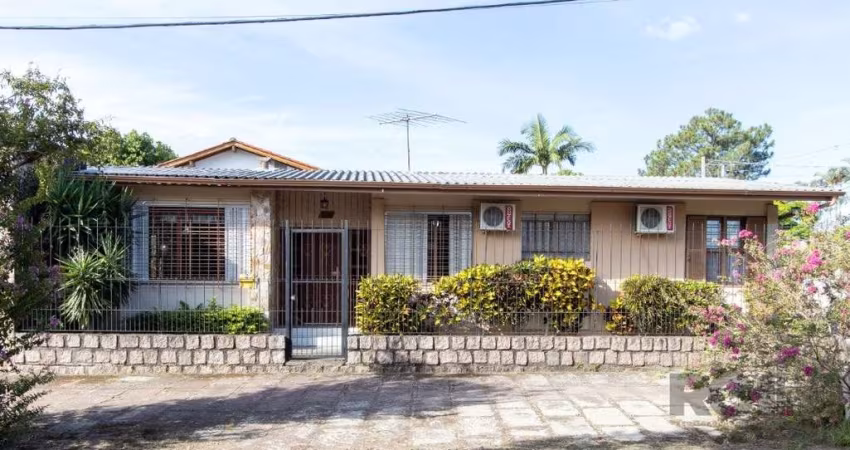 Casa térrea no bairro Ipanema , com  3 dormitórios sendo 1 suíte,  3 banheiros,  sala estar com lareira  e jantar,  escritório c/banheiro Piscina e quiosque com churrasqueira, vaga para 2 carros cober