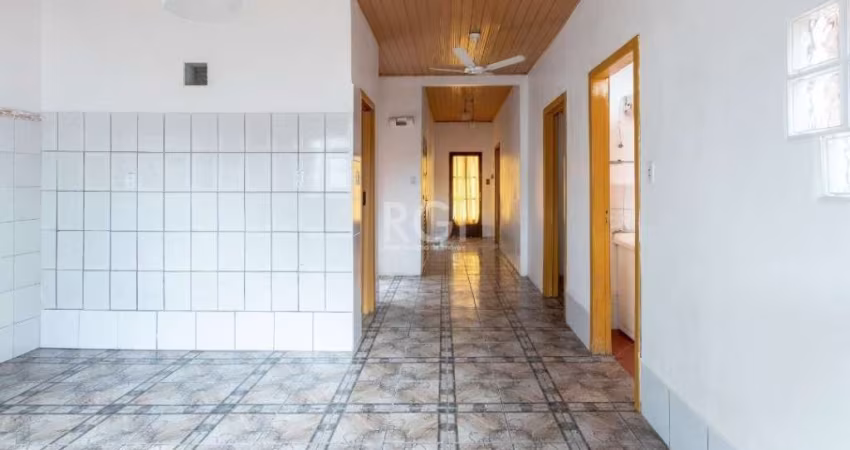 Casa residencial para l no bairro Cavalhada, com aproximadamente 50m², piso cerâmico, 02 dormitórios sendo 01 com ventilador de teto, cozinha com pia e ventilador de teto, área de serviço com tanque, 