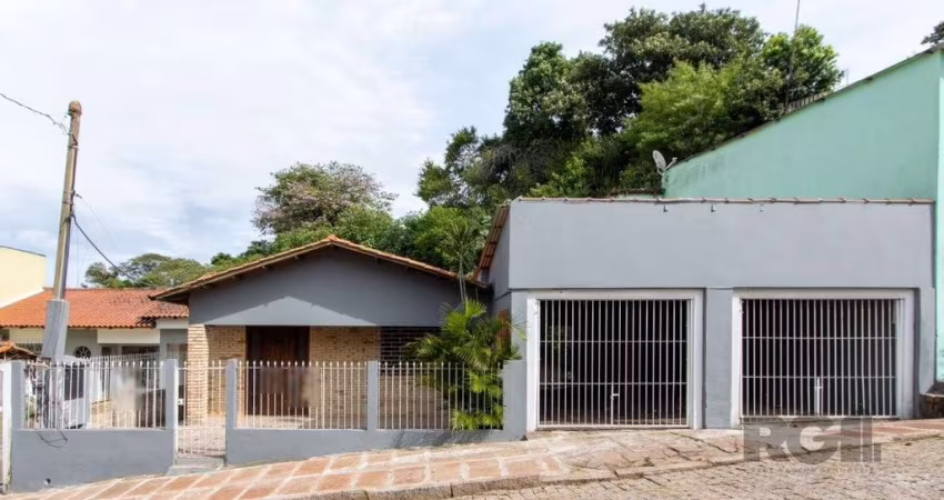 Casa térrea, no bairro Cavalhada, zona sul de Porto Alegre, construção antiga com peças amplas e arejadas. Possuí 2 dormitórios, 2 banheiros, ampla cozinha, sala de estar, sala de jantar,  escritório 