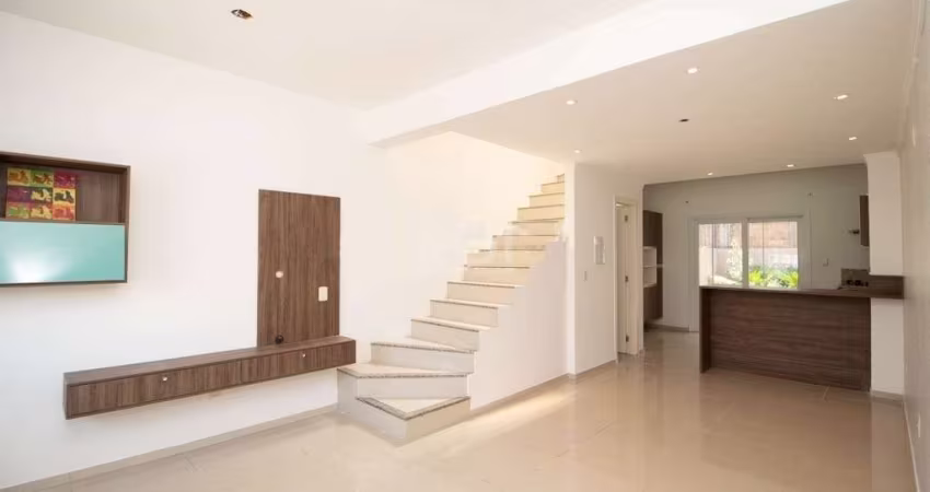 Excelente sobrado, com 138m² privativos, 2 dormitórios sendo 1 suíte, com armários planejados, living 2 ambientes, lavabo, cozinha americana mobiliada, área de serviço com churrasqueira e aquecedor de