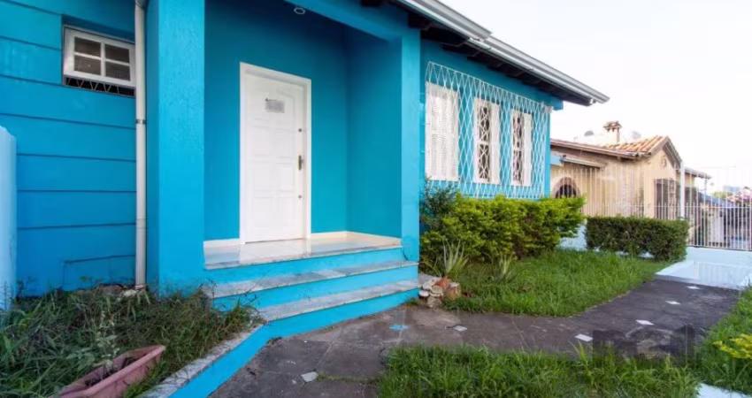 Excelente sobrado em alvenaria, com 201,33m² privativos, sendo no térreo 1 dormitório, living 2 ambientes, lavabo, sala de jantar, ampla copa/cozinha, churrasqueira, garagem fechada para 2 carros e es