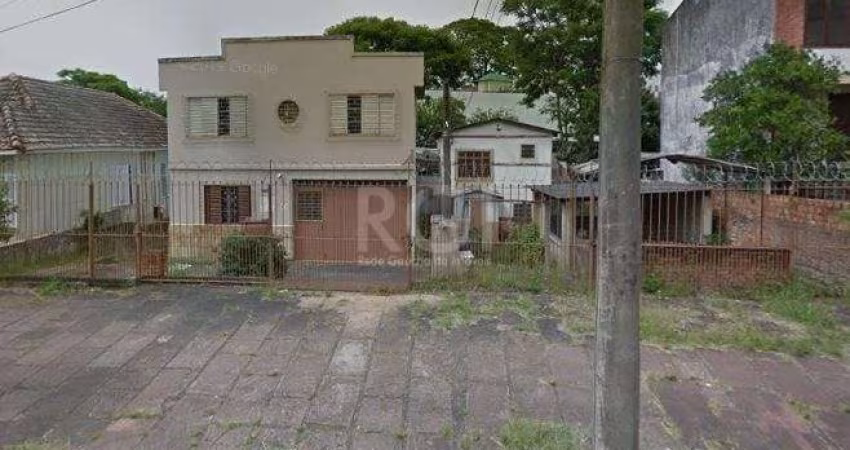 Casa/Terreno de 684 m² no Bairro Medianeira, próximo da Avenida Oscar Pereira, ideal para a construção de prédio de apartamentos ou condomínio de casas. Agende a sua visita!