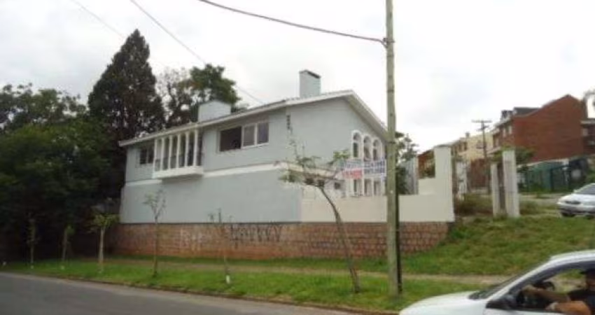 TERRENO TRAPEIZODIAL, DE ESQUINA, APROXIMADAMENTE 580,00M2. CASA TOTALMENTE REFORMADA, HIDRAULICA, ELÉTRICA, PISOS, AZULEJOS, LOUÇAS, METAIS. 4 DORMITÓRIOS, SENDO 1 INTEGRADO AO LAVABO, PISOS PORCELAN
