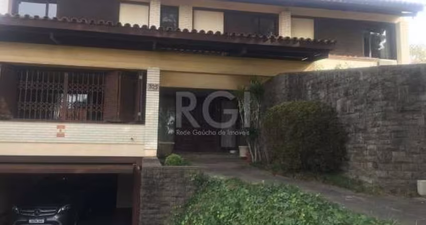 CASA  EM CENTRO DE TERRENO PLANO MEDINDO 14,70M DE FRENTE X 14,70M DE FUNDOS TENDO 40,40M NA LAT. ESQUERDA X 39,90 NA LAT. DIREITA, TOTALIZANDO 590M2.&lt;BR&gt;AMPLA CASA CONSTRUÇÃO SÓLIDA, COM PEÇAS 