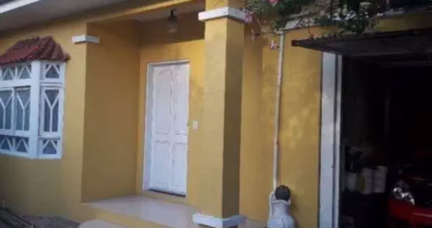 Aconchegante residência no bairro Santana, com 2 dormitórios, living 2 ambientes, cozinha mobiliada, pátio, churrasqueira, terraço, próxima ao Zaffari Ipiranga, com 3 vagas cobertas e 1 vaga no pátio 