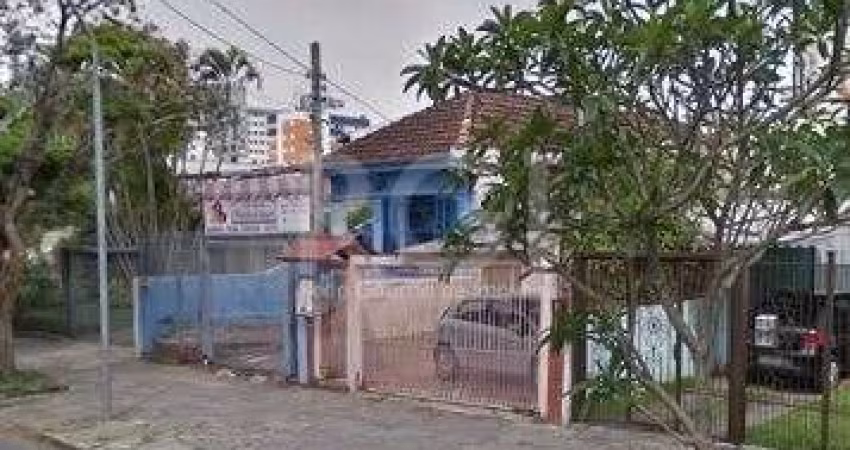 Casa 3 dormitórios, sacada, no bairro Santana, terreno com 6,70 x 56,00 com 4 vagas de garagens, 2 banheiros, living, cozinha e amplo pátio. Bem localizada.&lt;BR&gt;Agende uma visita!