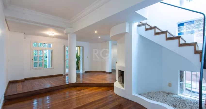 Belo sobrado com 03 dormitórios, sendo 01 suíte com hidro e sacada. No térreo, amplo living 03 ambientes, lareira, cozinha conceito aberto mobiliada, área de serviço, banheiro social e deck com churra