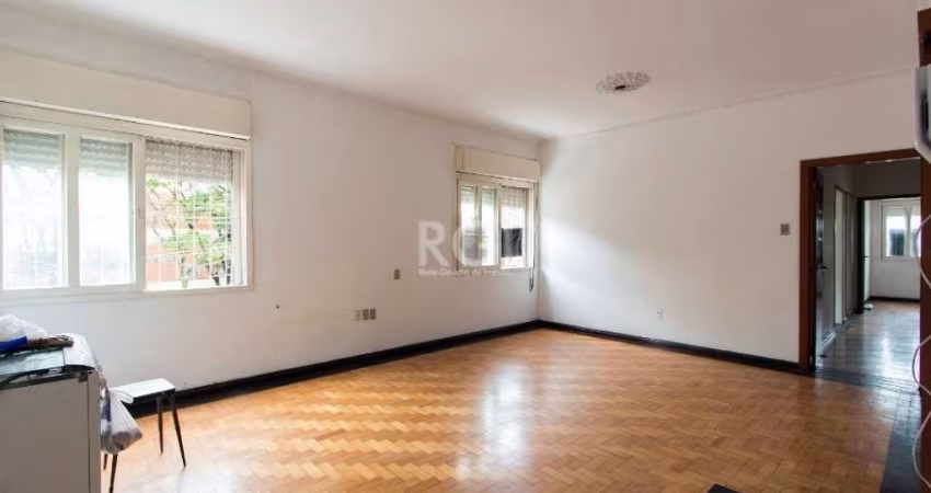 Apartamento com 3 dormitórios no bairro Menino Deus.&lt;BR&gt;Amplo apartamento, de frente, 3 dormitórios, living 03 ambientes, cozinha, área de serviço e dependência de empregada, todo gradeado. Gara