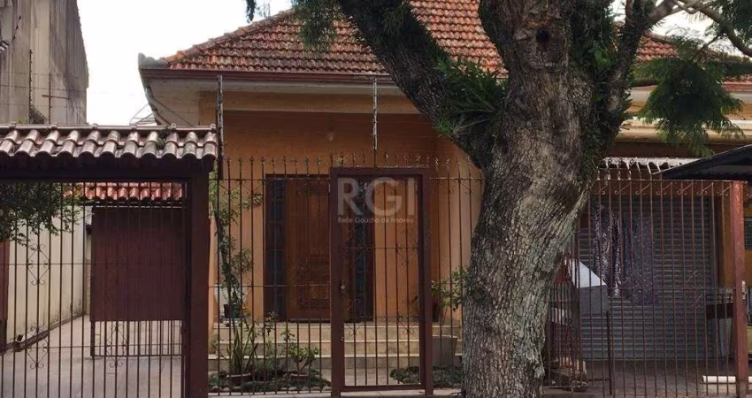 Ótima casa térrea: 3 dormitórios, banheiro com box de vidro, cozinha com área de serviço, lavanderia, quiosque junto a garagem para 4 carros, piso parquet, porta de vidro separando para os ambientes, 