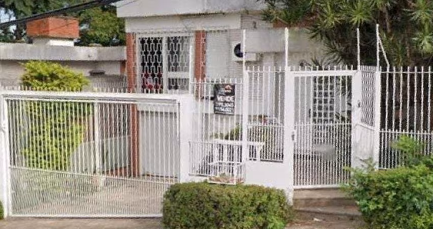 Excelente Casa com três dormitórios, living dois ambientes , banheiro social, cozinha, área de serviço, dependência, um enorme pátio com piscina, dois salões de festas e duas vagas de garagens.
