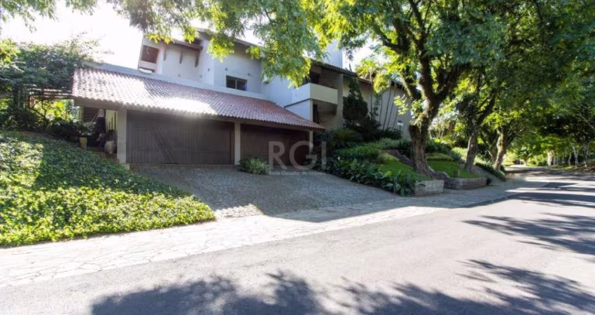 Casa de 1.350 m² em condomínio alto padrão, 8 dormitórios sendo 5 suítes (1 presidencial), com amplo salão de estar para 4 ambientes distintos com&lt;BR&gt;portas de correr integrando ao jardim, 2 bar