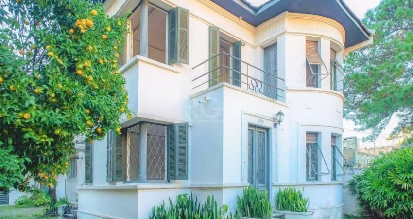 Casa em localização privilegiada no bairro Menino Deus, reformada e adaptada para imóvel comercial. &lt;BR&gt;Parte inferior: hall de entrada com sala principal, mais 3 salas, 2 lavabos e cozinha.&lt;