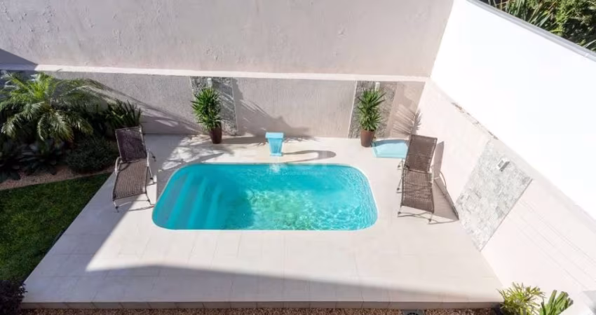 Venda - Casa em condomínio - 3 amplas suítes - Pátio privativo com piscina - 4 vagas - Conceito aberto - Bairro Hípica - Zona Sul &lt;BR&gt;&lt;BR&gt;Casa em condomínio, contemporânea, 3 suítes e um e
