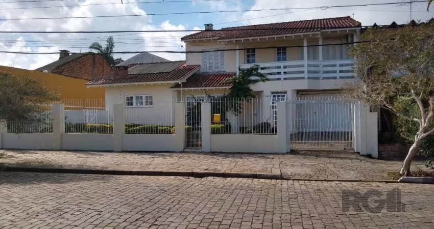 Excelente Sobrado 3 dormitórios sendo 1 suíte, 3 vagas, Piscina aquecida, energia solar.